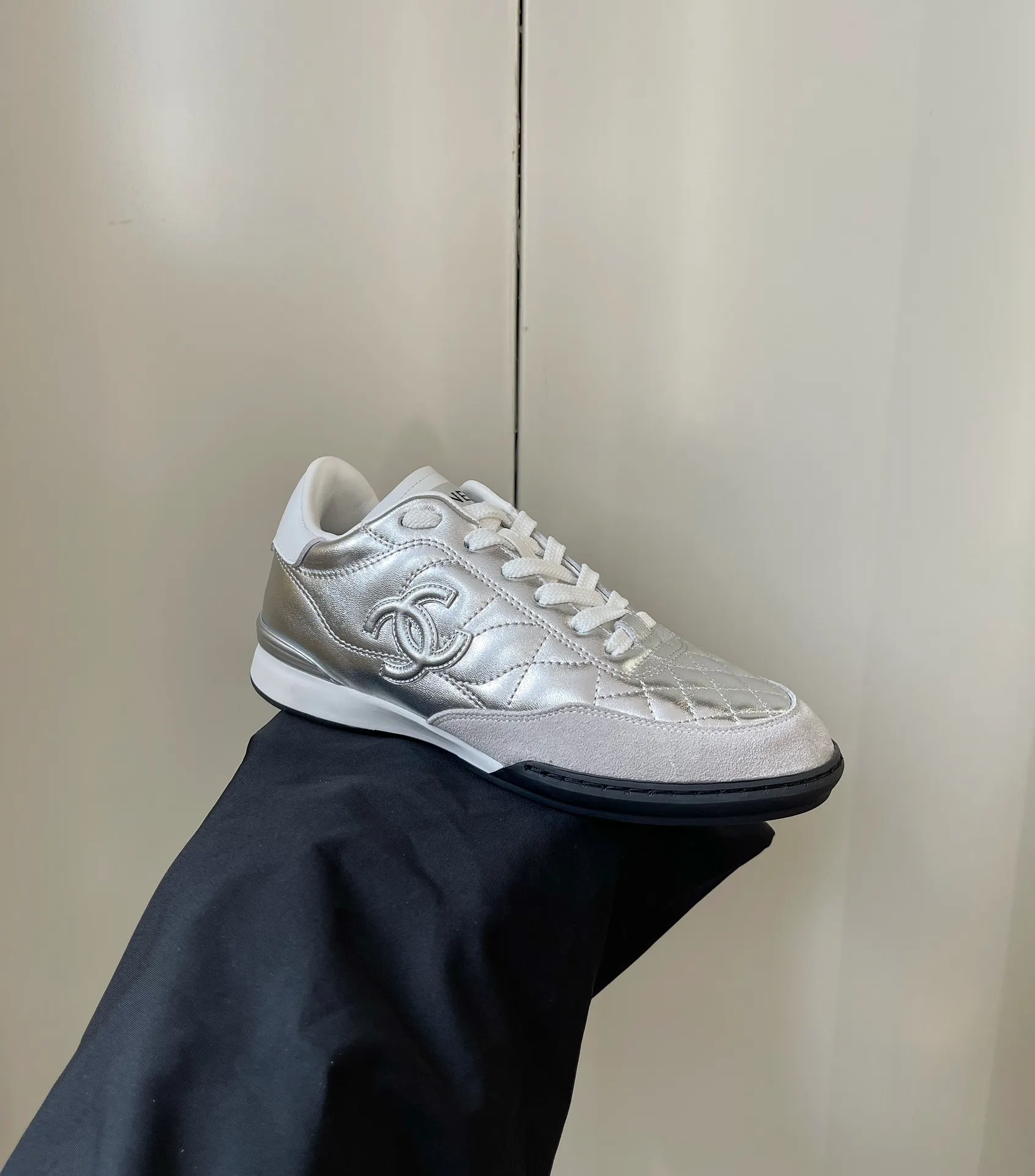 👟👟Ex-factory price 520👟👟 Women's shoes Women's clothing Women's shoes Women's clothing 𝐂𝐇𝐀𝐍𝐄𝐋 Chanel's latest rhombus sports sneakers new color white shoes✔️ Full cowhide leather The new color fabric adds many elements to make it look very delicate. You can make your legs look longer after wearing them. Authentic counter replica It can be said that it is really super good on the feet! Size: 35-40 original packaging
